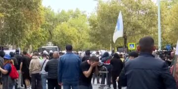 Protesta para Kuvendit/ 8 persona shoqërohen në komisariatin Nr. 1