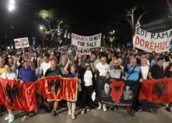 124 ditë revoltë! Qytetarëtnisen nga sheshin “Skënderbej”: Nuk shitet Shqipëria, shitet qeveria!