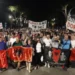 124 ditë revoltë! Qytetarëtnisen nga sheshin “Skënderbej”: Nuk shitet Shqipëria, shitet qeveria!