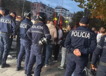 Kuvendi vijon seancën maratonë, policia kordon përpara rigrumbullimit të protestuesve