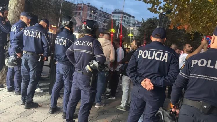 Kuvendi vijon seancën maratonë, policia kordon përpara rigrumbullimit të protestuesve
