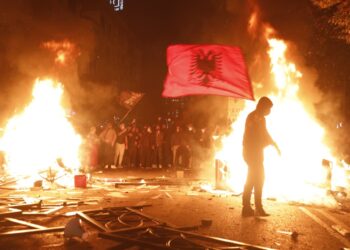 Protesta e studentëve në Tiranë përshkallëzohet në dhunë, gaz lotsjellës dhe barrikada në flakë