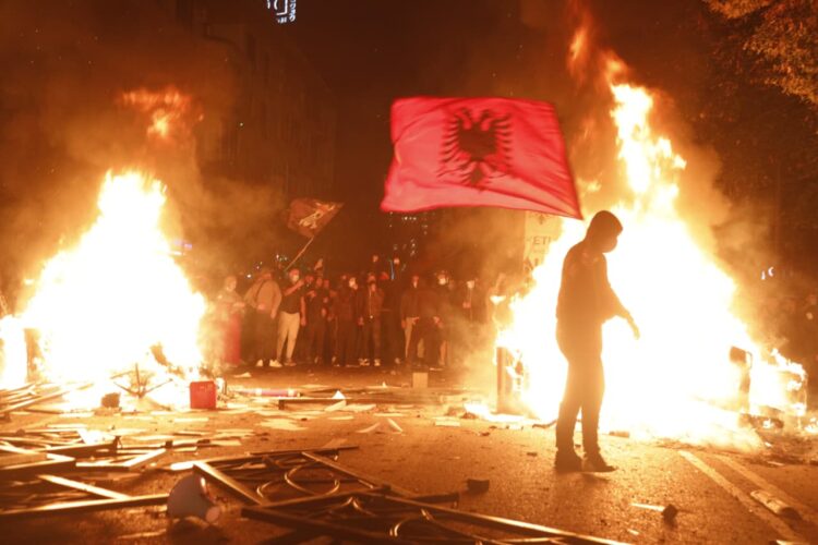 Protesta e studentëve në Tiranë përshkallëzohet në dhunë, gaz lotsjellës dhe barrikada në flakë