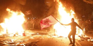 Studentët të gjakosur, por nuk tërhiqen nga kërkesa për dorëheqjen e qeverisë