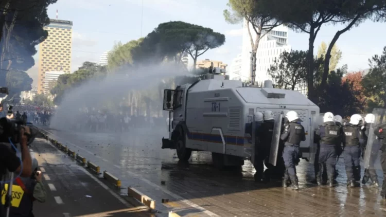 Policia distancohet nga Rama? Shkresa urgjente për komisariatet: Jo kontroll telefonave pa autorizim gjykate, kujdes me të miturit dhe gazin lotsjellës