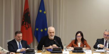 Pas i rrahu në protesta, Rama paralajmëron: Duhet të kufizojmë rrjetet sociale deri në 18 vjeç