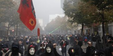 Protesta që sfidon qeverinë Rama në sytë e Europës, Corriere della Sera raporton revoltën e të rinjve