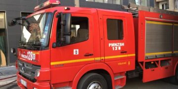 Përfshihet nga flakët dyqani te “Vasil Shanto”! Dyshohet se u hodh lëndë djegëse, digjen edhe dy makina