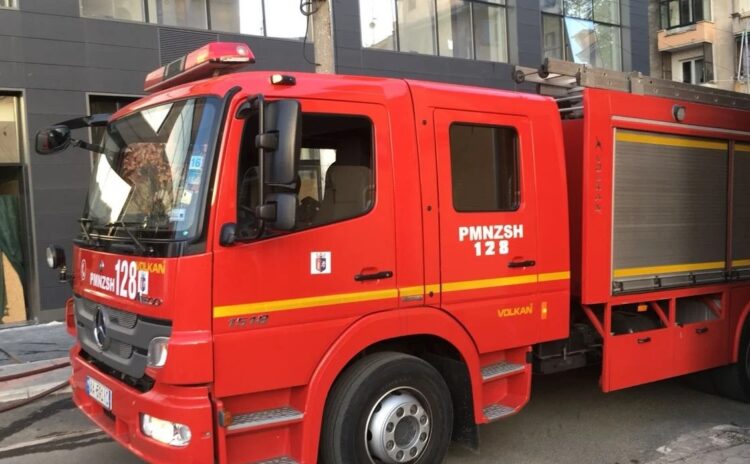 Përfshihet nga flakët dyqani te “Vasil Shanto”! Dyshohet se u hodh lëndë djegëse, digjen edhe dy makina