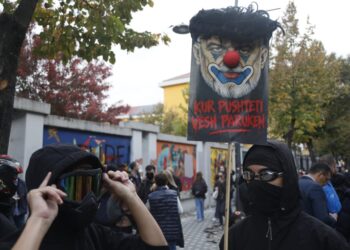 “Kur pushteti vesh paruken…”, revolta e studentëve nëpërmjet fotografive në protestën e 19-të kundër Ramës