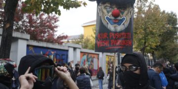 “Kur pushteti vesh paruken…”, revolta e studentëve nëpërmjet fotografive në protestën e 19-të kundër Ramës