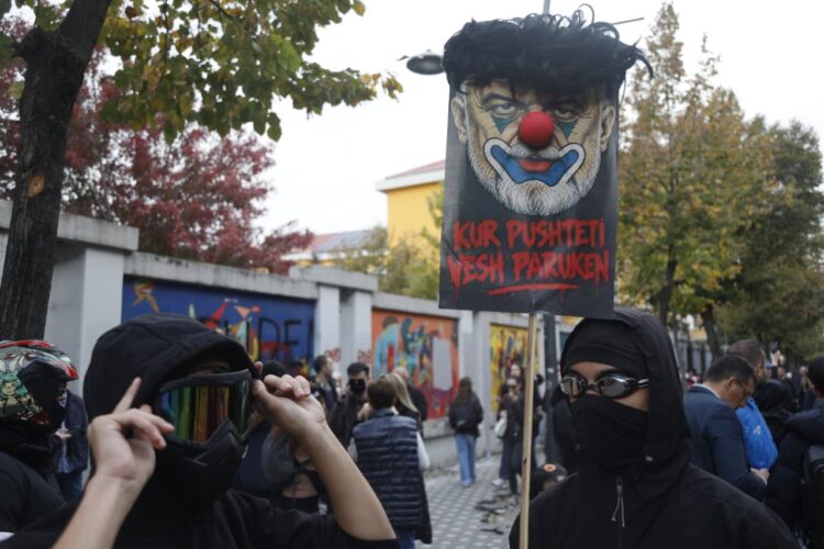 “Kur pushteti vesh paruken…”, revolta e studentëve nëpërmjet fotografive në protestën e 19-të kundër Ramës