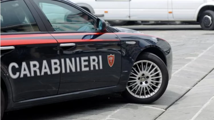 Shqiptari ndjek ish-partneren deri në piceri, gruaja mbyllet në tualet dhe telefonon policinë