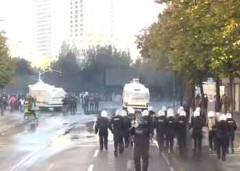 Tensione para Ministrisë së Arsimit, policia përdor gaz lotsjellës dhe ujë me presion ndaj protestuesve