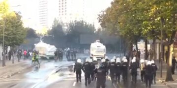 Tensione para Ministrisë së Arsimit, policia përdor gaz lotsjellës dhe ujë me presion ndaj protestuesve