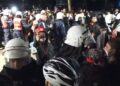 Shpërblimi 2500 euro për policët, protestuesit: Lekët ua paguajmë ne, jo Rama!