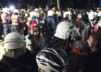 Shpërblimi 2500 euro për policët, protestuesit: Lekët ua paguajmë ne, jo Rama!