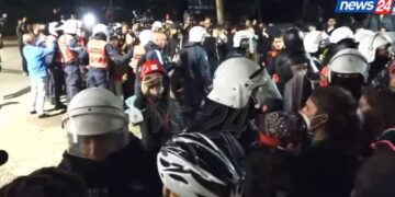 Shpërblimi 2500 euro për policët, protestuesit: Lekët ua paguajmë ne, jo Rama!