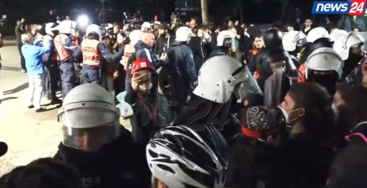 Shpërblimi 2500 euro për policët, protestuesit: Lekët ua paguajmë ne, jo Rama!