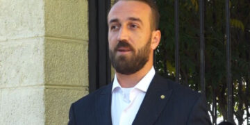 Protestat/ AGSH denoncon 41 raste sulmesh ndaj gazetarëve, kërkon hetime nga Prokuroria