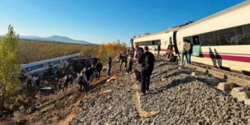Tragjike në Spanjë/ Dy trena përplasen me njëri-tjetrin, dyshohet për dhjetëra viktima
