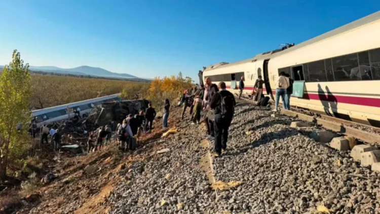 Tragjike në Spanjë/ Dy trena përplasen me njëri-tjetrin, dyshohet për dhjetëra viktima