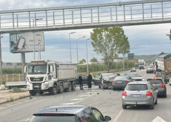 Aksident i rëndë në rrugën e Rinasit, disa makina të përplasura në kryqëzim