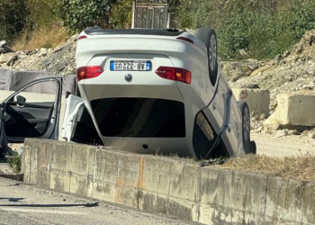 Aksident pranë mbikalimit të Rinasit, makina përmbyset në rrugë