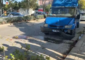 Aksident në Fier! Kamionçina del nga rruga dhe përplaset me shtyllën e ndriçimit, rasti i dytë ne pak ditë