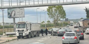 Aksident i rëndë në rrugën e Rinasit, disa makina të përplasura në kryqëzim