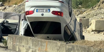 Aksident pranë mbikalimit të Rinasit, makina përmbyset në rrugë