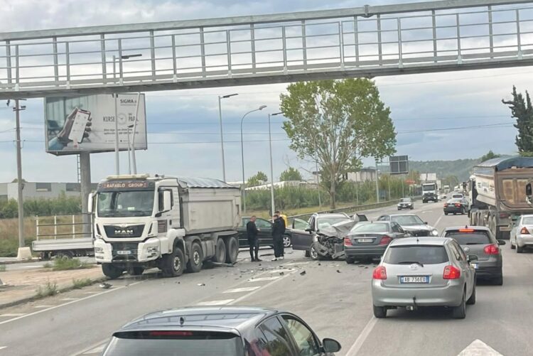 Aksident i rëndë në rrugën e Rinasit, disa makina të përplasura në kryqëzim