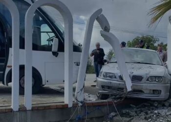 Aksident në aksin Berat–Lushnjë! Autobusi me turistë përplaset me BMW-në, disa të plagosur