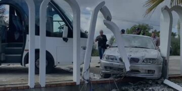 Aksident në aksin Berat–Lushnjë! Autobusi me turistë përplaset me BMW-në, disa të plagosur