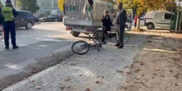 Aksident në unazën e Fierit, qytetari u përplas nga makina teksa lëvizte me biçikletë dhe përfundon në spital