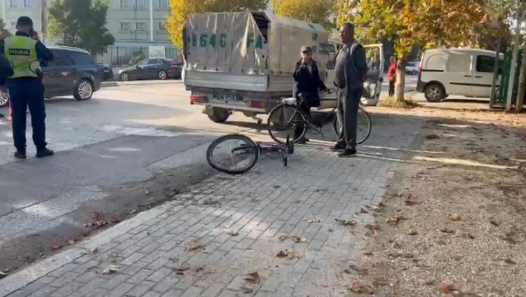 FIER/ Automjeti përplas biçikletën në unazë, drejtuesi dërgohet me urgjencë në spital