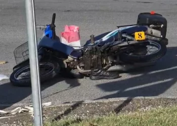 Aksident në Lushnje/ Makina përplas motoçikletën, dërgohet në spital drejtuesi motomjetit