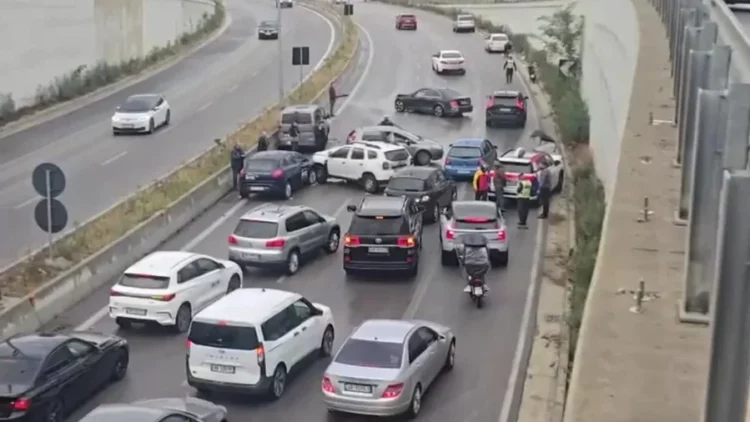 Aksident zinxhir në Unazën e Madhe, disa automjete përplasen me njëra tjetrën