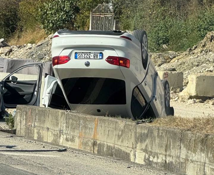 Aksident pranë mbikalimit të Rinasit, makina përmbyset në rrugë