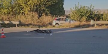 Aksident në hyrje të Korçës, humb jetën 60-vjeçari, plagoset efektivi i Policisë
