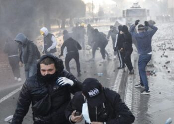 “Të dhimbshme këto imazhe”/ Alban Skënderaj në mbështetje të të rinjve, reagon për dhunën gjatë protestave: Policia të reagojë profesionalisht