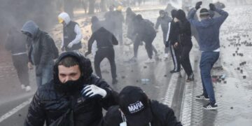 “Të dhimbshme këto imazhe”/ Alban Skënderaj në mbështetje të të rinjve, reagon për dhunën gjatë protestave: Policia të reagojë profesionalisht