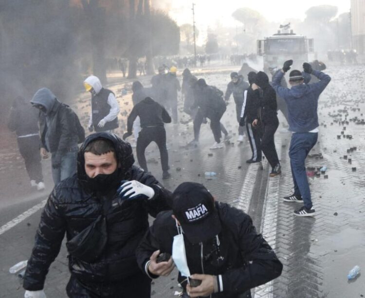 “Të dhimbshme këto imazhe”/ Alban Skënderaj në mbështetje të të rinjve, reagon për dhunën gjatë protestave: Policia të reagojë profesionalisht