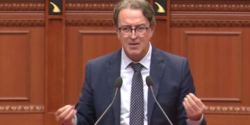 Deputeti i PD nuk përmbahet ndaj socialistëve: Ky parlament po merr titullin e çmendurisë