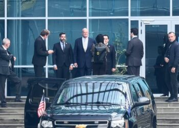 Ambasadori i SHBA zbarkon në SPAK, takohet me Klodian Brahon dhe kreun e BKH