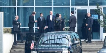 Ambasadori i SHBA zbarkon në SPAK, takohet me Klodian Brahon dhe kreun e BKH