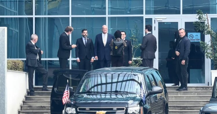 Ambasadori i SHBA zbarkon në SPAK, takohet me Klodian Brahon dhe kreun e BKH