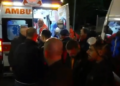 Një person i dëmtuar në selinë e PD-së, mbërrijnë dy ambulanca