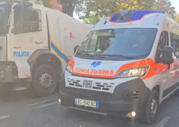 Protestuesit lëndohen nga gazi lotsjellës, qytetarit i bie të fikët, kërkohet me urgjencë ambulanca