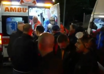 Një person i dëmtuar në selinë e PD-së, mbërrijnë dy ambulanca